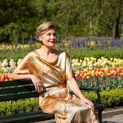 mujer con vestido de seda